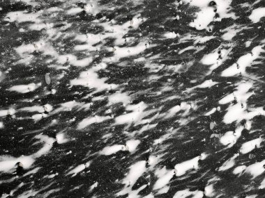 Karlı buz yüzeyi. Siyah beyaz arka plan, doğal soyut doku. svehu 'yu görüntüle.