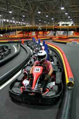 Brovary Ukrayna 19.07.2007 Kapalı alanda yüksek hızda karta biniyor. Aktif eğlence, karting pistinde eğlence.