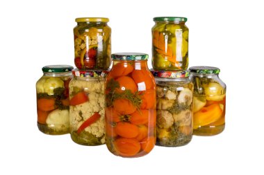 Konserve sebzeli birkaç cam kavanoz. Beyaz arka planda izole edilmiş. Ev yapımı kuru sıkı.