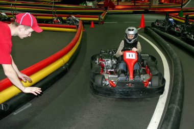 Brovary. Ukrayna, 14.02.2007 Go kart sürüşü kapalı alanda yarış karşıtlığı yarışı. Otoparkta karting çağrısı yapıp duruyor..