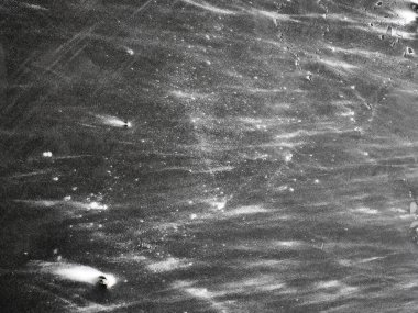 Karlı buz yüzeyi. Siyah beyaz arka plan, doğal soyut doku. svehu 'yu görüntüle.