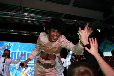 Brovary, Ukrayna, 30.12.2006 Boney M Solisti Bobby Farrell sahnede şarkı söylüyor.