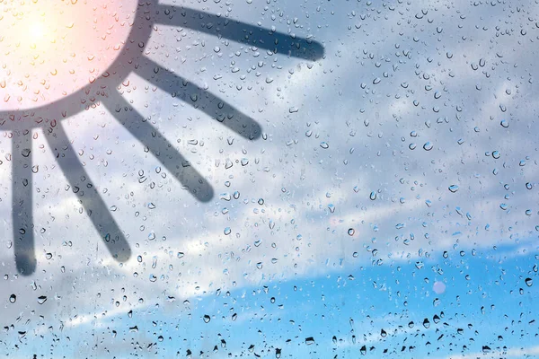 太陽は雨滴でガラスに描かれています ガラス上の子供の絵の模倣 — ストック写真