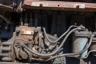 Paslı eski motor yağı, cıvatalar ve fındıklar güneşli bir günde kapanır.