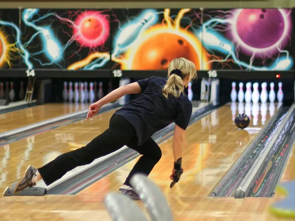 Une Femme Lance Une Boule Bowling Sur Piste Pour Abattre — Photo