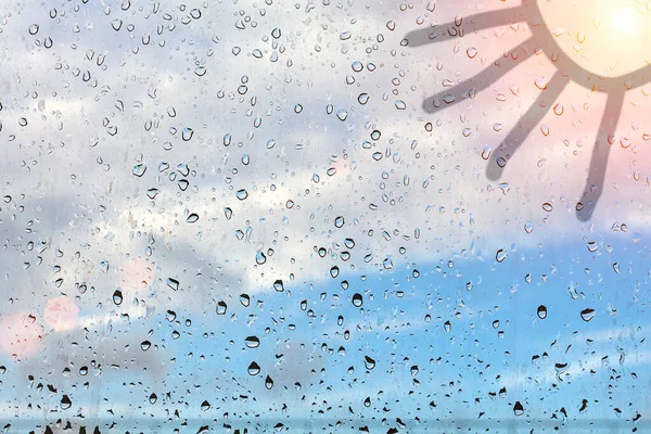 冬の日に車の冷凍ガラス太陽の絵 ガラスの上の子供の絵の模倣 — ストック写真