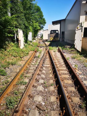 Sanayi bölgesine yakın demiryolu hatları.