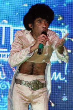 Brovary, Ukrayna, 30.12.2006 Boney M Solisti Bobby Farrell sahnede şarkı söylüyor.