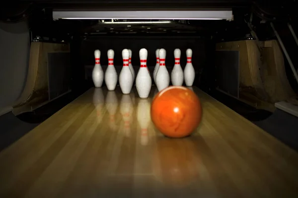 Tahta zeminde Skittle ve bowling topu