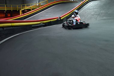 Go kart pistinde kapalı kart yarışı