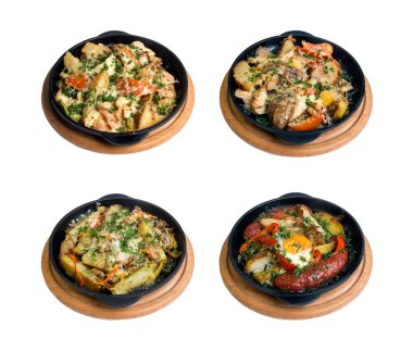 Tahta bir yuvarlak büfede duran siyah bir tavada dört tabak. Peynirli patates ve kırmızı biber. Maydanoz serpin.