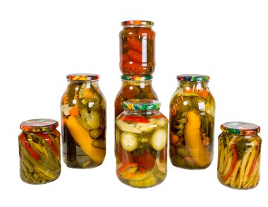 Konserve sebzeli birkaç cam kavanoz. Beyaz arka planda izole edilmiş. Ev yapımı kuru sıkı.