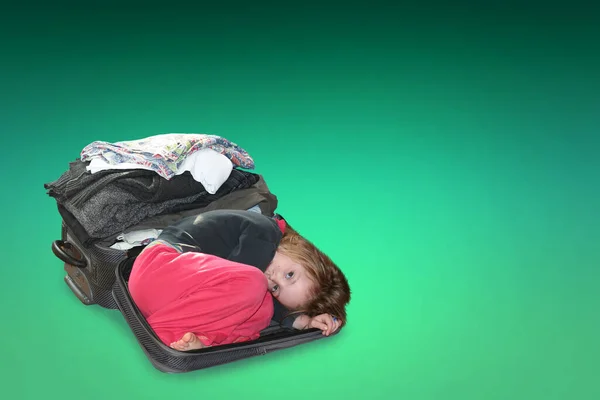 Ein Kind Liegt Einem Koffer Dem Dinge Zusammengefaltet Sind Konzept — Stockfoto