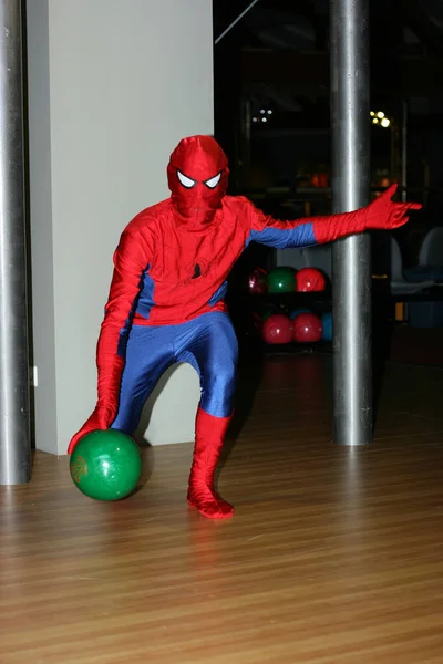 Kiew Ukraine 2008 Ein Mann Spiderman Kostüm Wirft Einen Ball — Stockfoto