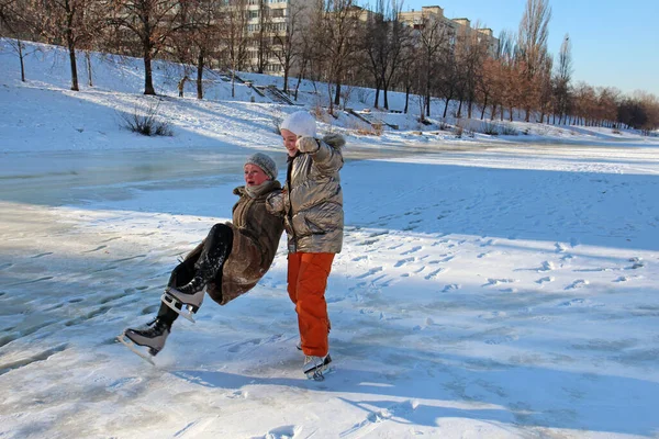 Little Girl Skates Supports Falling Woman Skates Skating Rink — Stock Photo, Image