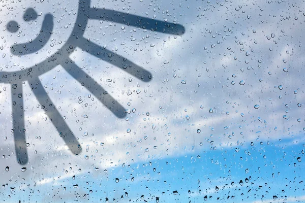 Güneş Sisli Camlara Yağmur Damlaları Ile Boyanmış Çocuk Çizimlerinin Cam — Stok fotoğraf