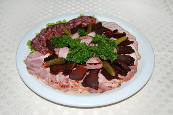 Carne Affettata Piatto Basturma Salsiccia Secca Pancetta Cetriolo Prezzemolo — Foto Stock