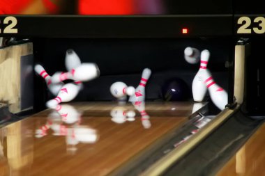 Bowling lobutları top vuruşunun kenarlarına doğru uçar. Saldır. yedek