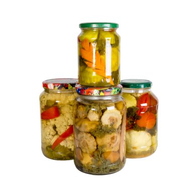 Konserve sebzeli birkaç cam kavanoz. Beyaz arka planda izole edilmiş. Ev yapımı kuru sıkı.