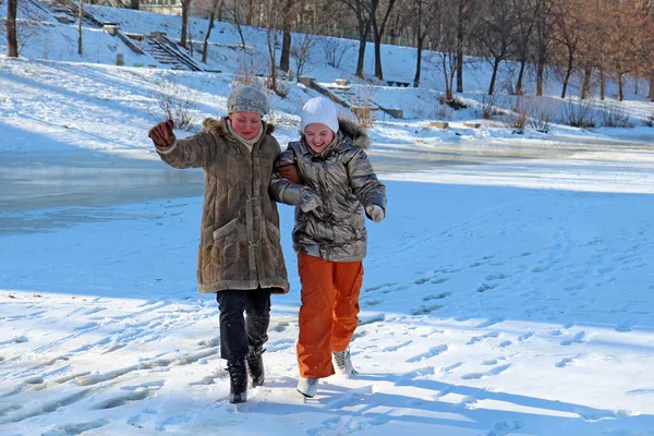 Laughing Woman Girl Practice Ice Skating Pond Supporting Each Other — Stock Photo, Image