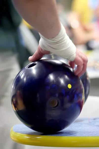 Egy Bowling Golyót Tartó Szalaggal Megkötözött Kéz Tajping — Stock Fotó
