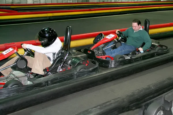 Kart Velocidade Rive Corrida Indoor Oposição Raça Homens Estão Sentados — Fotografia de Stock