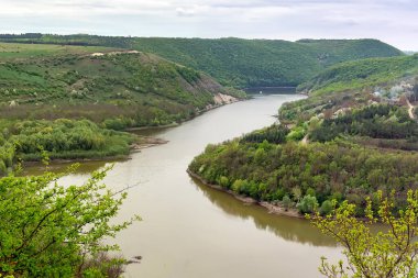 Jeolojik manzara. Silurian ve Devonian çökeltilerinin en eksiksiz bölümü, Paleozoik çağın jeolojik standardı. Kitaygorod ve Ternava Nehri köyü. Kitaygorod çıkıntısı.