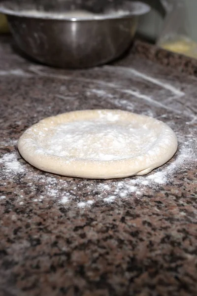 Surowe Ciasto Pizzowe Mąka Leży Granitowym Stole Przygotowanie Ciasta Włoskiej — Zdjęcie stockowe