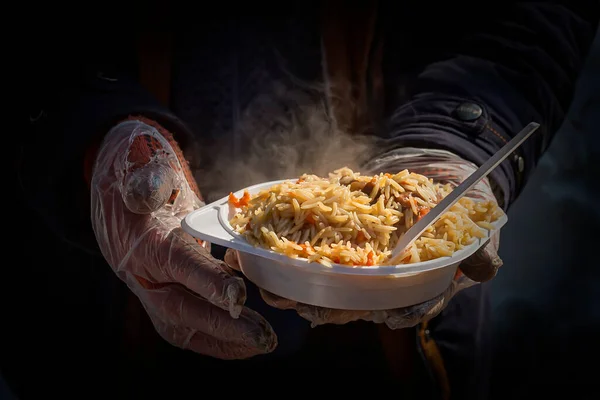 Comida Para Indigentes Comida Callejera Placa Con Pilaf Las Manos — Foto de Stock