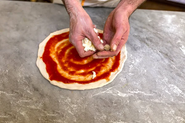 Gotuję Pizzę Naleśnik Pizzy Rozmazany Sosem Pomidorowym Keczupu Leży Stole — Zdjęcie stockowe