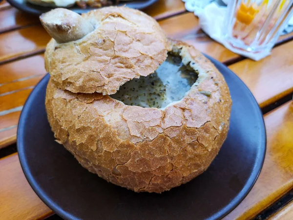 Çorba ve ekmek Çek Cumhuriyeti 'nin ulusal bir yemeğidir. Mantar çorbası ve ekmek püresi. Kalın kremalı çorba ve ekmek Tahta bir tabakta.
