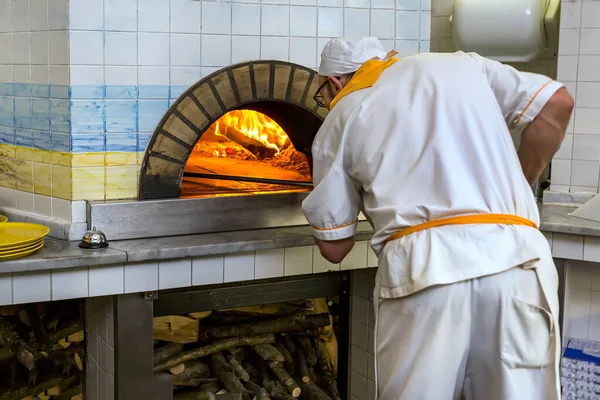 Rzym Włochy 2020 Kucharz Sprawdza Gotowość Potrawy Gotowanej Piekarniku Ogień — Zdjęcie stockowe