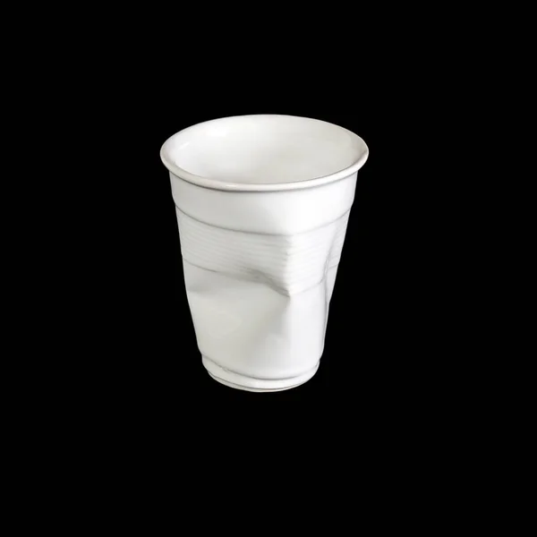 Bicchiere Plastica Monouso Bianco Stropicciato Isolato Sfondo Nero — Foto Stock