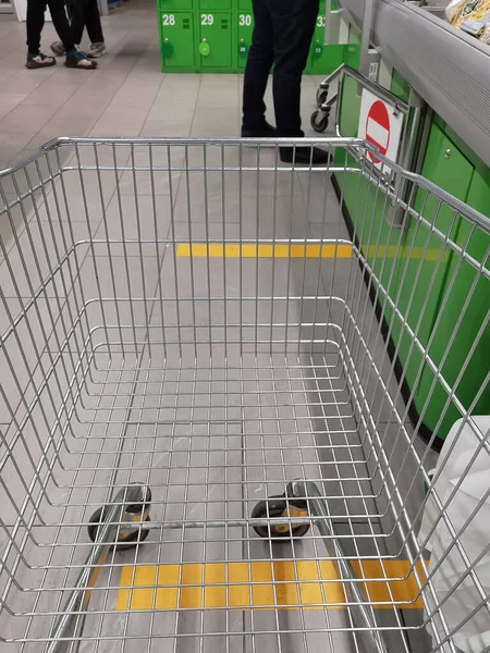 社会的距離 隔離された距離を維持するためにスーパーマーケットの黄色の線でマーク 距離マーキング ドラッグストアの床に看板 スーパーマーケット チェックアウト時のお店 — ストック写真