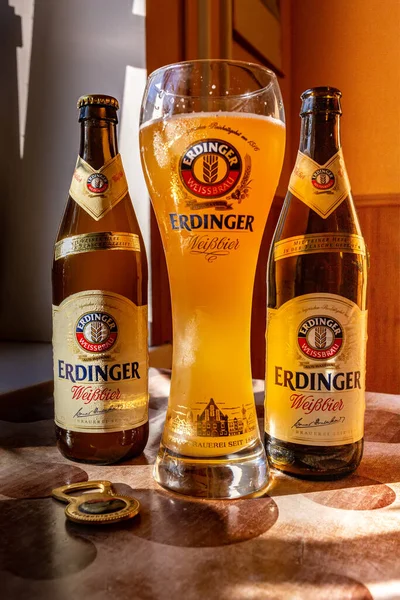 エルディンガービールは 銘柄ビールグラスとビール2本を側面に注いでいる テーブルの上にエリンジャービール 2015キエフウクライナ — ストック写真