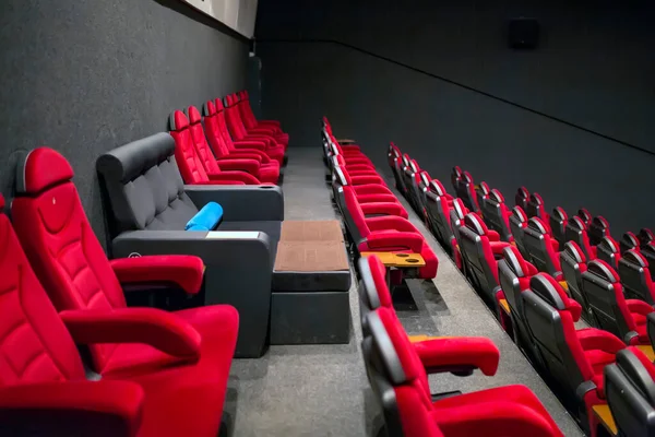 Cadeira Vip Cinema Vazio Entre Cadeiras Suaves Vermelhas — Fotografia de Stock