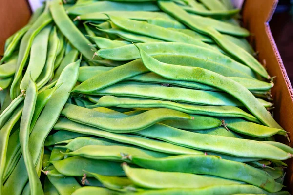 若い豆の鞘 野菜の緑の背景をクローズアップ ボックスバザー 販売のためのパンネットに詰め生の緑豆全体 — ストック写真