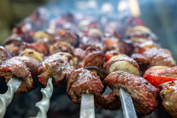 Shish Kebab Grelha Cuspo Closeup Shashlik Shashlyk Espetos Não Cozidos — Fotografia de Stock