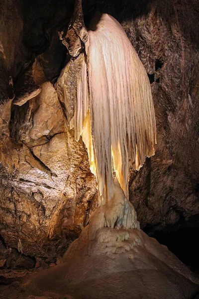 Dalgalanmalar Mağara Oluşumları Sarkıtlar Dikitlerle Dolu Bir Mağara Jeolojik Oluşum — Stok fotoğraf