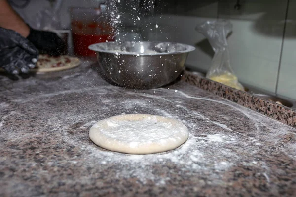 Surowe Ciasto Pizzowe Mąka Leży Granitowym Stole Przygotowanie Ciasta Włoskiej — Zdjęcie stockowe