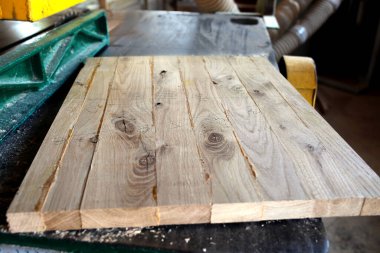 Joiner 'ın yapımı. Ahşap kalkan yapıyorum. Birkaç tahta sağlam bir diziye yapıştırılmış. Tahta yapıların elementlerinin bağlantıları.