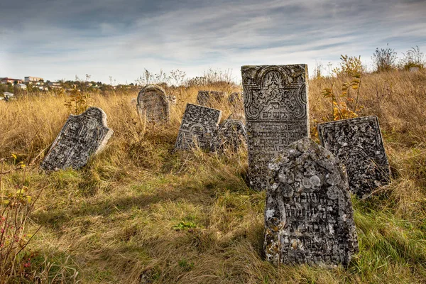 2019 Satanov Ucrania Antiguo Cementerio Judío Otoño Lápidas Sobre Fondo — Foto de Stock