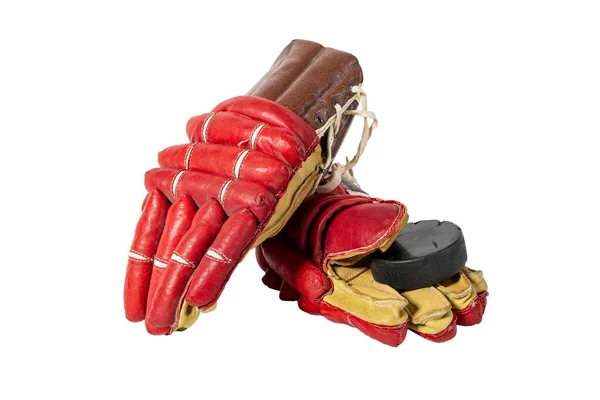 Старые Красные Хоккейные Перчатки Вратаря Изолированный Белом Фоне Хоккейная Шайба — стоковое фото