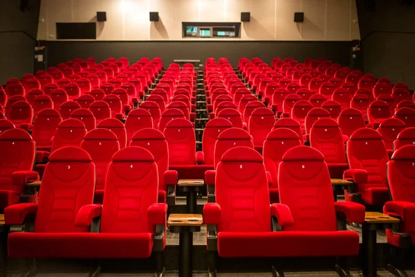 Kırmızı-siyah koltuklu boş sinema. Boş kırmızı sinema salonu koltukları, sandalyeler. Bakış açısı 08.03.2019 Brovary, Ukrayna