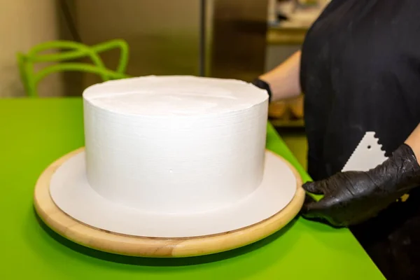 Gotowanie Ciasta Kucharz Gotuje Pleśń Przygotowania Białego Okrągłego Ciasta Daub — Zdjęcie stockowe