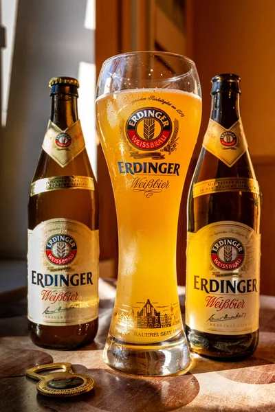 エルディンガービールは 銘柄ビールグラスとビール2本を側面に注いでいる テーブルの上にエリンジャービール 2015キエフウクライナ — ストック写真