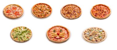 Beyaz arka planda 7 pizza seti. Menü kartı, web tasarımı, site, dükkan, reklam veya dağıtım için fast food resmi. Yüksek kaliteli rötuş ve izolasyon. panoramik biçim