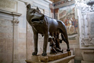 Capitoline Wolf 'un bronz heykeli, Lupa Capitolina. Dişi kurt küçük Romulus ve Remus 'u besler. İtalya 'nın sembolü 01.03.2020