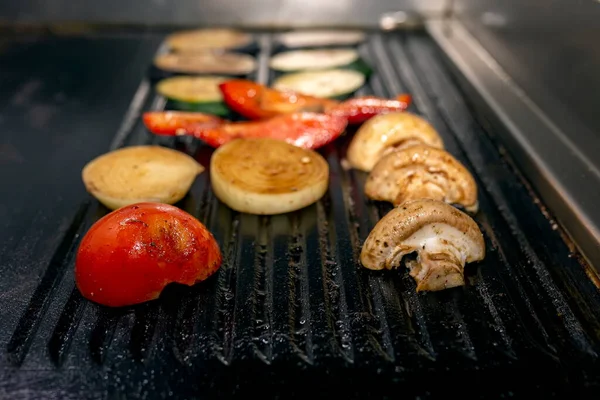 Het Bakken Van Groenten Grill Het Bakvlak Het Zwart Tomaten — Stockfoto