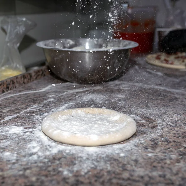 Pizza Masa Cruda Enharinada Encuentra Mesa Granito Preparación Masa Para — Foto de Stock